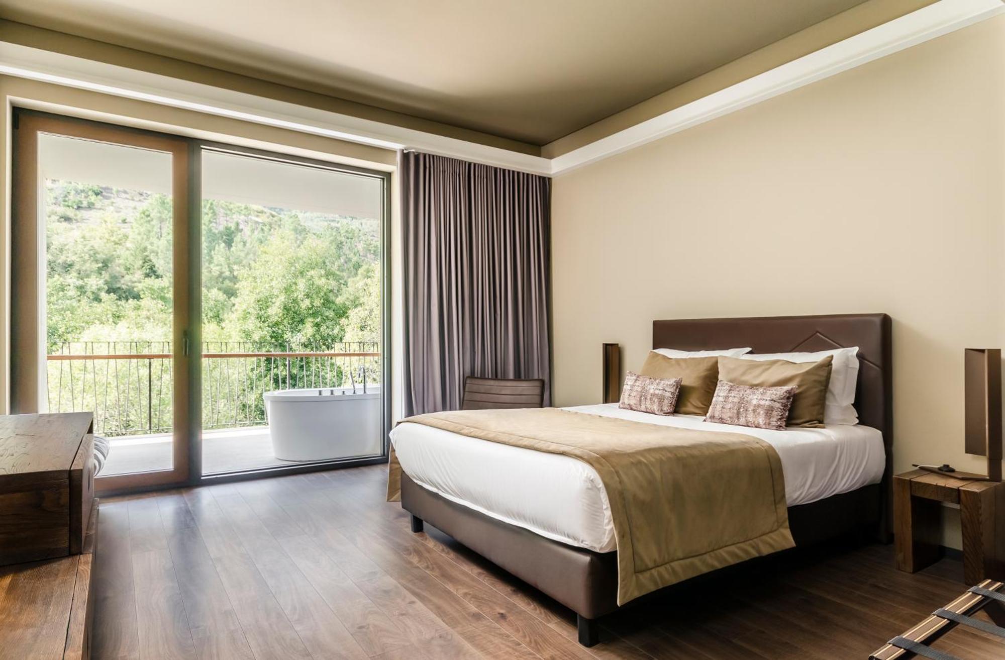 One-Bedroom King Suite with Spa Bath,1487383987:JPEG